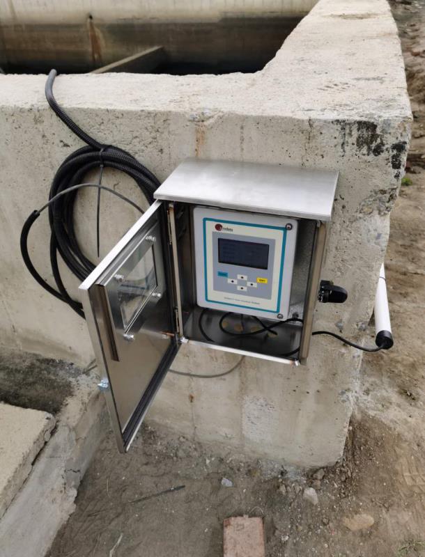 Wall-mounted DOF6000 calculator in a stainless enclosure